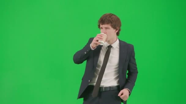現代のビジネスマンクリエイティブ広告コンセプト クロマキーグリーンスクリーンのスーツの男性モデルの肖像画 トレンディなスーツでハンサムな若いビジネスマンは コーヒーとダンスを飲むカップを保持しています — ストック動画