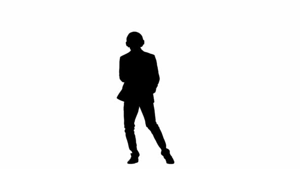 現代のビジネスマンクリエイティブ広告コンセプト スタジオの男性モデルの肖像画は アルファチャンネルで白い背景に隔離されています ヘッドフォンで踊るスーツのビジネスマンのシルエット — ストック動画