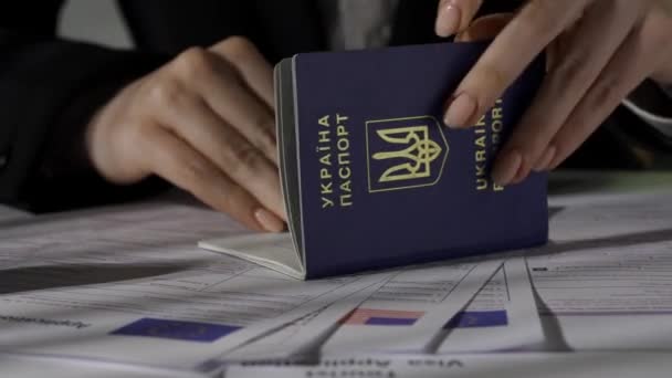 Paspoort Migratie Creatieve Reclame Concept Close Van Europa Unie Visum — Stockvideo