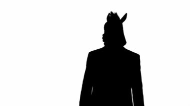 Beyaz izole edilmiş stüdyo arka planında at başlı maskeli iş adamı silueti. İş adamı yürüyor ve el sallıyor. Sıkı ofis işi kavramı