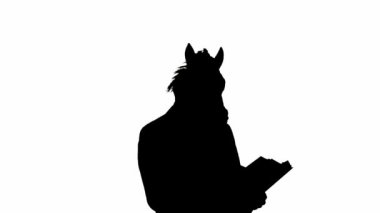 Beyaz izole edilmiş stüdyo arka planında at başlı maskeli iş adamı silueti. Bir işadamı belgelere bakıyor ve neşeyle dans ediyor. Sıkı ofis işi kavramı