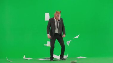 Yeşil stüdyo geçmişinde at kafalı maskeli bir iş adamı. İş adamı belgelere bakar, onları dağıtır ve neşeyle dans etmeye başlar. Sıkı çalışma konsepti