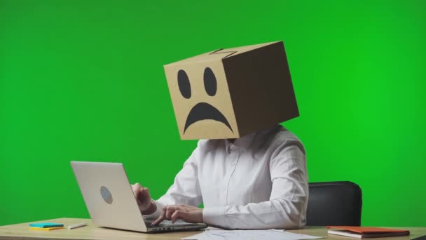 Mujer Caja Cartón Con Emoji Negativo Cabeza Sobre Fondo Verde — Vídeos de Stock