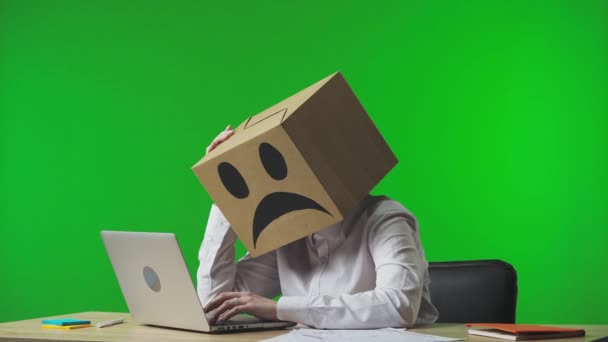 Mulher Caixa Papelão Com Emoji Negativo Cabeça Sobre Fundo Verde — Vídeo de Stock