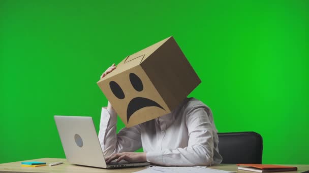 Žena Kartonové Krabici Negativním Emoji Hlavě Zeleném Pozadí Studia Zaměstnanec — Stock video