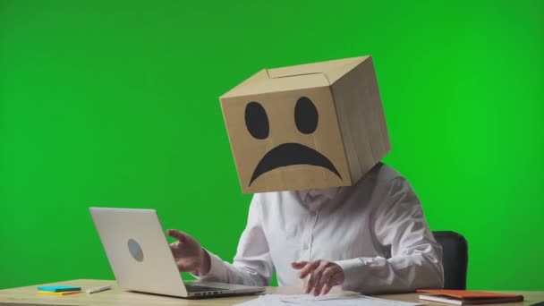 Kvinna Kartong Med Negativa Emoji Huvudet Studio Grön Bakgrund Arbetstagaren — Stockvideo
