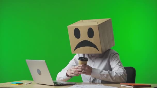 Kvinna Kartong Med Negativa Emoji Huvudet Studio Grön Bakgrund Frustrerad — Stockvideo