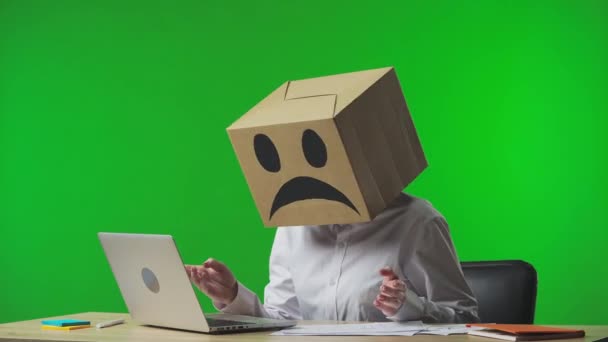 Žena Kartonové Krabici Negativním Emoji Hlavě Zeleném Pozadí Studia Pracovník — Stock video