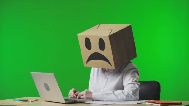 Mujer Caja Cartón Con Emoji Negativo Cabeza Sobre Fondo Verde — Vídeos de Stock