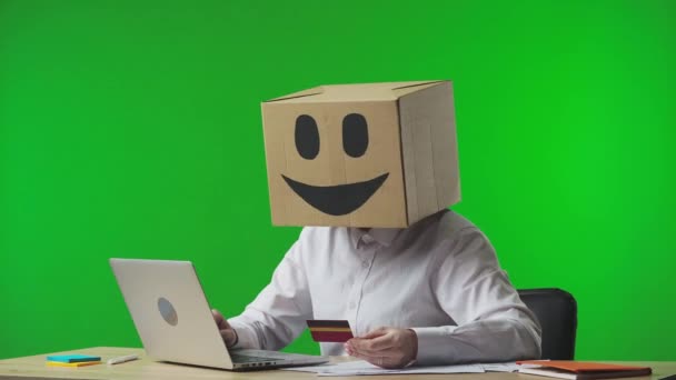 Mulher Caixa Papelão Com Emoji Sorridente Cabeça Fundo Verde Estúdio — Vídeo de Stock
