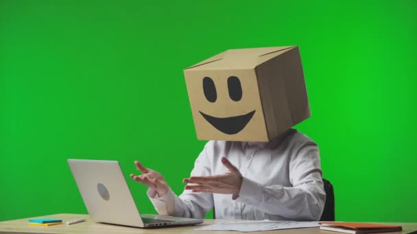 Γυναίκα Χαρτόκουτο Χαμογελαστό Emoji Στο Κεφάλι Της Πράσινο Φόντο Στούντιο — Αρχείο Βίντεο