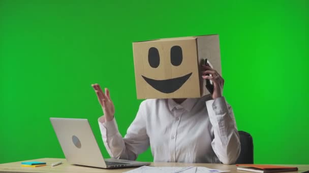 Kvinna Med Pappkartong Huvudet Grön Studio Bakgrund Medarbetare Med Smiley — Stockvideo