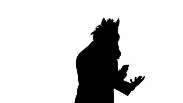 Zwart Silhouet Van Een Man Zakenpak Met Paardenhoofdmasker Witte Studioachtergrond — Stockvideo