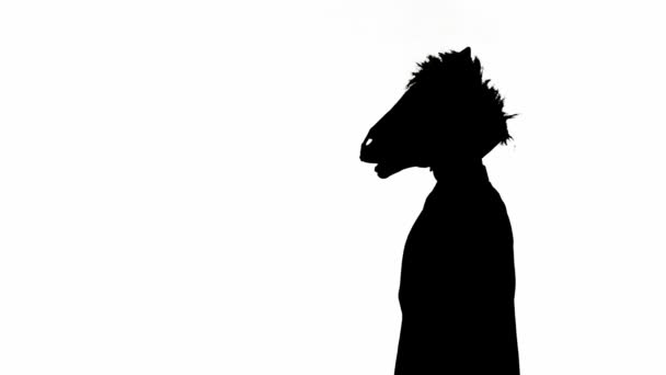 Svart Siluett Man Kostym Med Häst Huvud Mask Vit Isolerad — Stockvideo