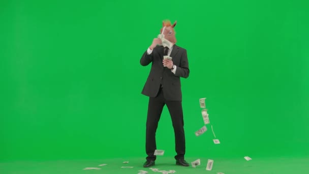 Чоловік Діловому Костюмі Маскою Коня Зеленому Студійному Фоні Бізнесмен Щасливо — стокове відео