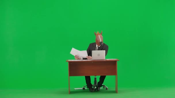 Uomo Abito Lavoro Con Maschera Testa Cavallo Sfondo Verde Studio — Video Stock