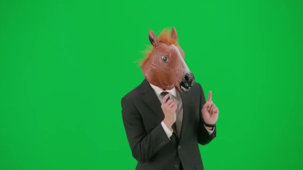 Mann Businessanzug Mit Pferdekopfmaske Auf Grünem Studiohintergrund Geschäftsmann Geht Zeigt — Stockvideo