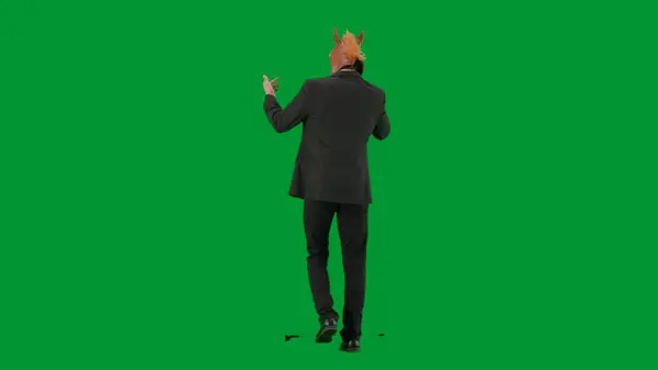 Άνδρας Κοστούμι Μάσκα Αλόγου Στο Φόντο Του Πράσινου Στούντιο Επιχειρηματίας — Φωτογραφία Αρχείου
