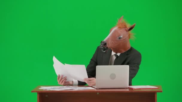 Homem Fato Negócios Com Máscara Cabeça Cavalo Estúdio Fundo Verde — Vídeo de Stock