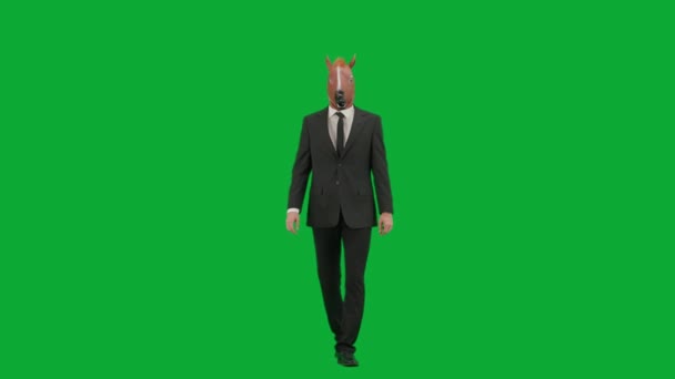 Mężczyzna Garniturze Końską Maską Zielonym Tle Studia Biznesmen Idzie Macha — Wideo stockowe