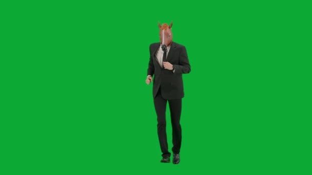 身穿西装 头戴马头面具 背景是绿色工作室 商人跑得很快 艰苦工作的概念 — 图库视频影像