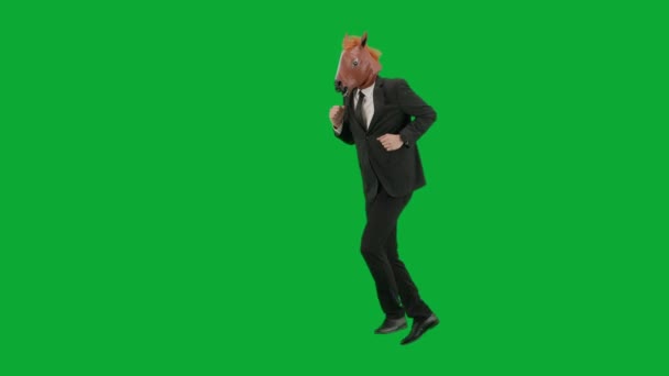 Yeşil Stüdyo Geçmişinde Kafası Maskesi Olan Takım Elbiseli Bir Adam — Stok video