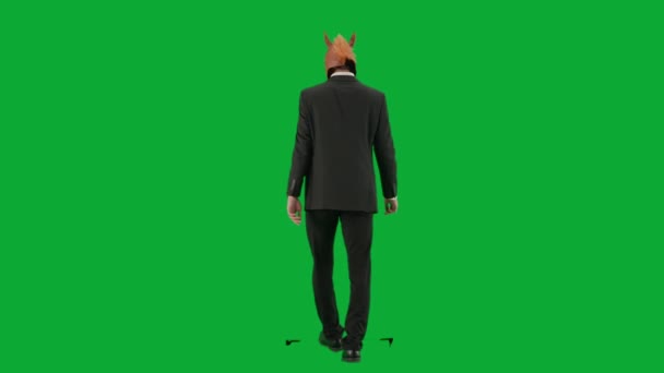 Üzleti Öltönyös Férfi Lófejmaszkkal Zöld Stúdió Háttérrel Üzletember Sétál Gyalog — Stock videók