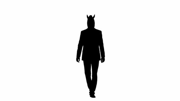白い隔離されたスタジオの背景に馬のヘッドマスクとビジネスススーツの黒いシルエット ビジネスマンが歩き 挨拶をする ハードオフィスのコンセプト — ストック動画