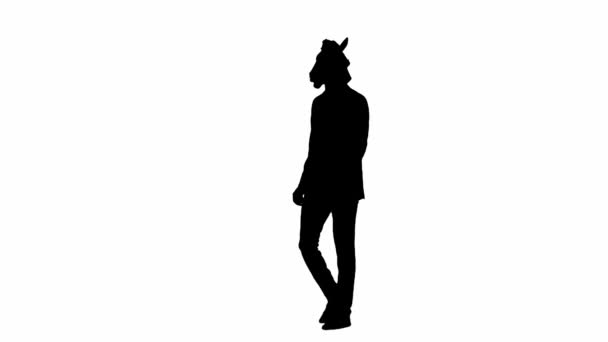 身穿西装 头戴马头面具 背景为白色独立工作室的人的黑色轮廓 商人在走路 艰苦工作的概念 — 图库视频影像