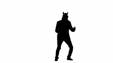 Beyaz izole edilmiş stüdyo arka planında at başlı maskeli iş adamı silueti. İş adamı neşeyle dans ediyor. Sıkı ofis işi kavramı