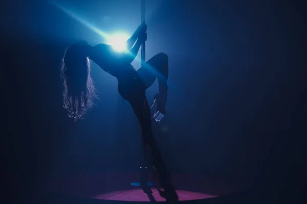 Esnek Plastik Kadın Gölgesi Direğin Üzerinde Dans Ediyor Uzun Saçlı — Stok fotoğraf