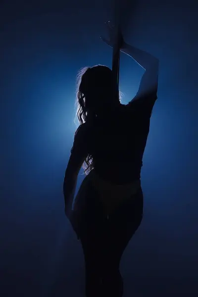 Silueta Oscura Mujer Flexible Plástica Bailando Sobre Asta Bailarina Con —  Fotos de Stock