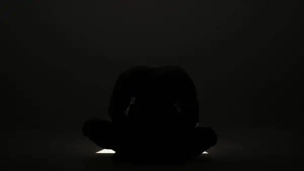 ボディビューティー ヘルスケアクリエイティブ広告コンセプト スポットライトの下に黒い背景にスタジオで男性モデルの肖像画 カメラの床にポーズする魅力的な男のシルエット — ストック写真