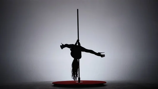 Pole Dance Una Silhouette Una Ragazza Che Esegue Elementi Acrobatici — Foto Stock