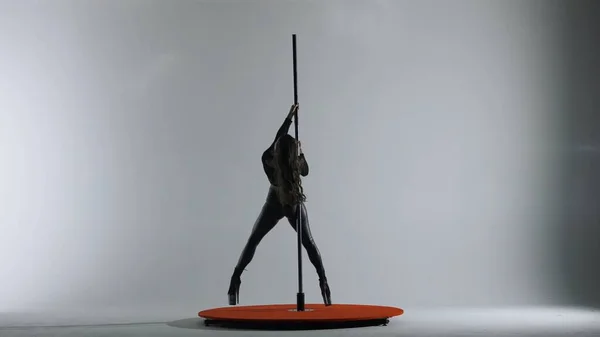 Pole Dans Een Silhouet Van Een Meisje Dat Acrobatische Elementen — Stockfoto