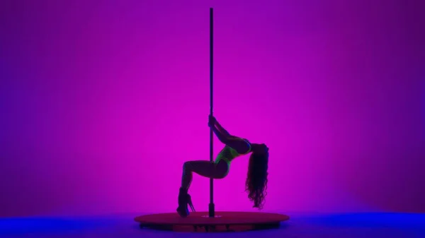 Giovane Donna Spettacolare Mostra Sua Flessibilità Plasticità Durante Pole Dance — Foto Stock