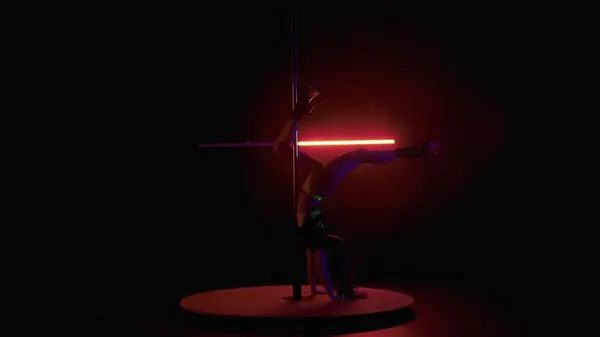 Direk Dansı Karanlık Bir Stüdyoda Kırmızı Neon Işıkları Altında Dumanla — Stok fotoğraf