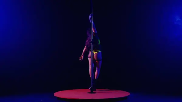 Elegante Pole Dance Eseguita Donna Sexy Attraente Donna Lingerie Gialla — Foto Stock