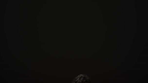 Красота Человеческого Тела Эстетическая Творческая Реклама Концепция Портрет Мужской Модели — стоковое видео