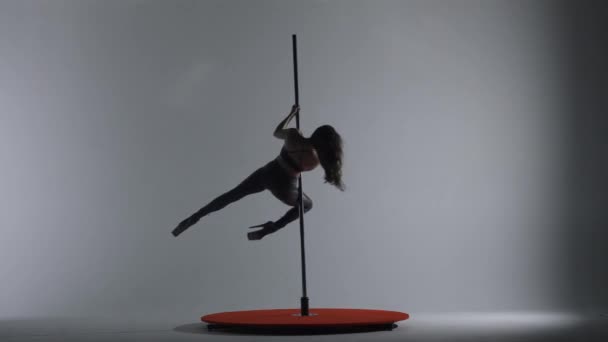 Deri Pantolonlu Yüksek Topuklu Ayakkabılı Seksi Bir Kadın Dans Direğinde — Stok video
