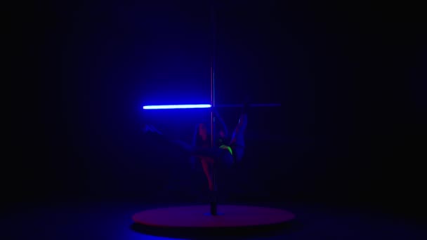Жінка Танцює Еротичний Танець Темній Студії Очолюваній Синім Червоним Блимаючим — стокове відео