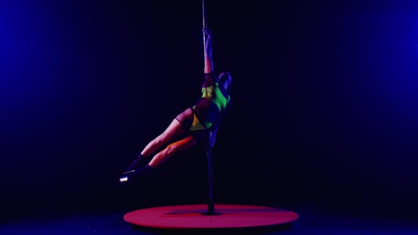 댄서는 그녀의 신체와 보여줍니다 스포트라이트에서 배경에 어두운 스튜디오에서 춤추는 — 비디오