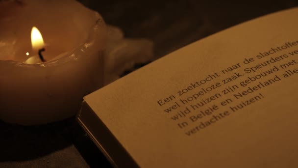 历史文物和古董设计创意广告理念 近照的复古精装书在温暖的光线下的黑暗背景 一本放着蜡烛的古籍书 — 图库视频影像
