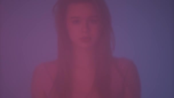 Beauty Und Kosmetologie Kreatives Werbekonzept Frauenporträt Neonlicht Hinter Dem Glasfenster — Stockvideo