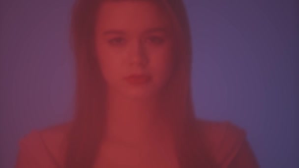 Piękno Kosmetologia Koncepcja Kreatywnej Reklamy Portret Kobiety Neonowym Świetle Szybą — Wideo stockowe