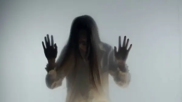 Silhouette Donna Nel Panico Nella Nebbia Dietro Vetro Smerigliato Tenda — Foto Stock