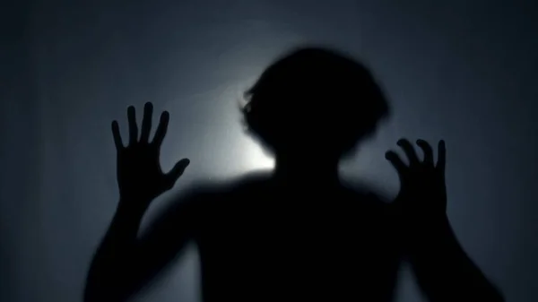 Dark Silhouette Man Matt Curtain Illuminated Beam Light Man Beats — Stock Photo, Image