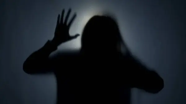 Dark Silhouette Woman Mat Curtain Illuminated Beam Light Woman Touches — Stock Photo, Image