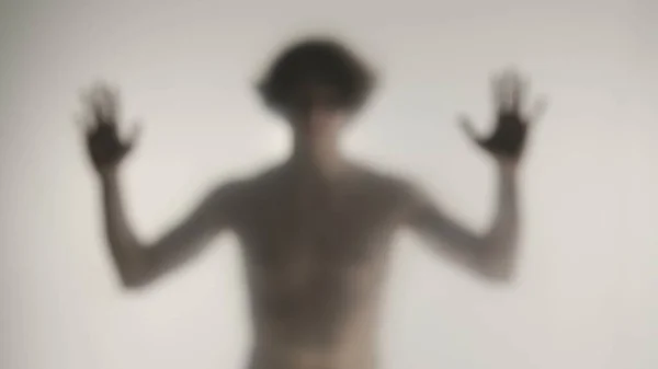 Wazig Silhouet Van Een Man Met Een Naakte Romp Achter — Stockfoto