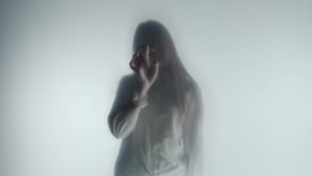 Melancholische Weibliche Silhouette Hinter Einem Durchsichtigen Milchvorhang Oder Glas Großaufnahme — Stockvideo